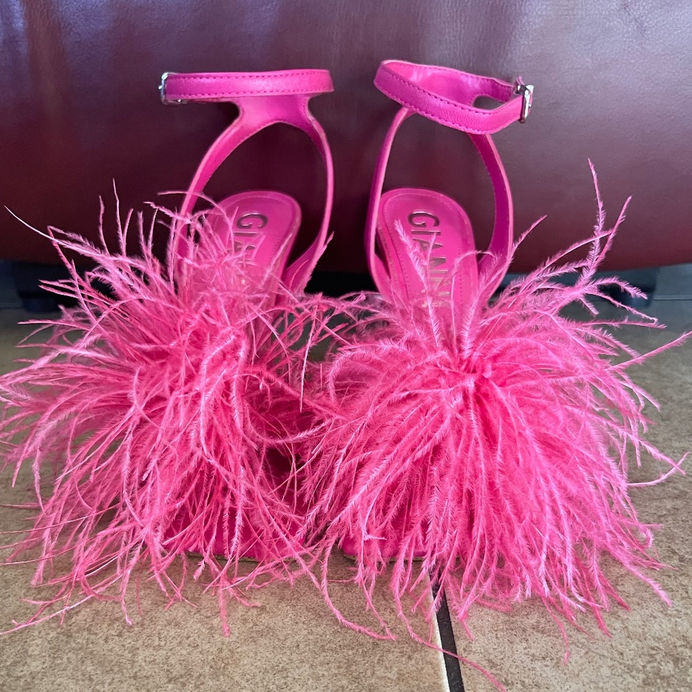 Gianni Bini Neela Feather Sandals in Rue Pink SZ 5.5